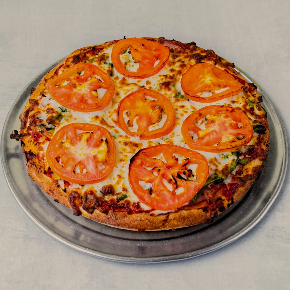 SilverLake Pizza & Pasta's pizza with melted cheese, green peppers, and large tomato slices.